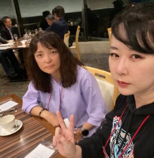 Akiko Higashimura Instagram - 仲良くして頂いてる勝間和代さんです✨

メタバースの講演会などでお世話になってます✨
私はメタバース素人代表で聞き役です！

#エンジン01#勝間和代#東村アキコ