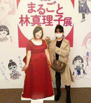 Akiko Higashimura Instagram - まるごと林真理子展行ってきました！写真がたくさんで見応えありました！
#東村アキコ #higashimuraakiko #海月姫 #東京タラレバ娘 #かくかくしかじか #ママはテンパリスト #美食探偵明智五郎  #雪花の虎 #着物#偽装不倫#中島ハルコ