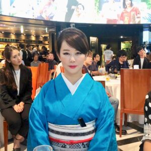 Akiko Higashimura Instagram - めっちゃキメ顔して撮ったら後ろのお嬢様のキメ顔に負けました！！どなたかわかりませぬが、お嬢様、ご査収ください！#東村アキコ #higashimuraakiko #海月姫 #東京タラレバ娘 #かくかくしかじか #ママはテンパリスト #美食探偵明智五郎  #雪花の虎 #着物#偽装不倫