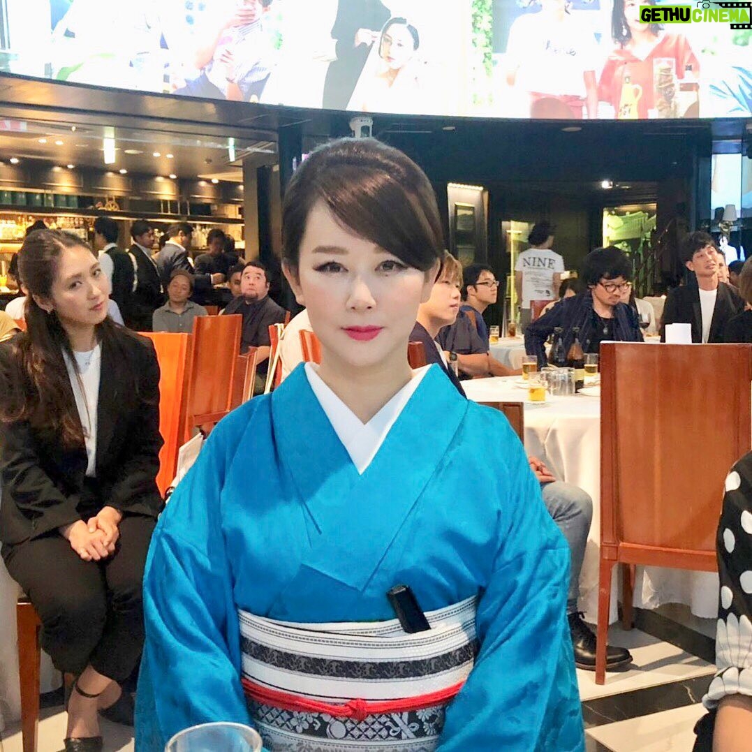 Akiko Higashimura - 1.7K Likes - めっちゃキメ顔して撮ったら後ろのお嬢様のキメ顔に負けました!!どなたかわかりませぬが、お嬢様、ご査収ください!#東村アキコ #higashimuraakiko #海月姫 #東京タラレバ娘 #かくかくしかじか #ママはテンパリスト #美食探偵明智五郎 #雪花の虎 #着物#偽装不倫