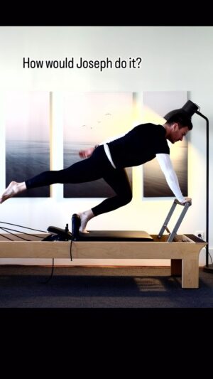 Akın Saatçi Instagram - Sence Joseph nasıl yapardı⁉️ sırt üstü yatıp dedikodu mu yapardı? Yoksa⁉️⁉️ #pilates #josephpilates #love #lovewhatyoudo