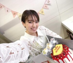 Akina Minami Instagram - 5月15日に35歳になりました🎂
お祝いコメントくれたみなさんありがとうございます☺️✨

プチブランチのスタッフさんと出演者のみなさん、いつも支えてくれてるメイクさん・スタイリストさん・マネージャーさんにもお祝いしてもらったよ🙌🏻

優さんには今年もサーティーワンのアイスケーキでお祝いしてもらいました🎂
（私がすっぴんだったので写真は載せられませんが🫣笑）

35歳の南明奈もよろしくお願いします☺️✨

#35歳