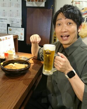 Akira Ishida Instagram - なんばグランド花月近くの黒門市場にある
「黒門　大鍋や」さん。
とりあえず一番搾り生ビールがたまらん。提供品質にもとことん 拘ってるから 、クリーミーな泡と飲んだ後に残る泡リングが最高です。
お店の名物「おでん」「串カツ」「牛皿」は期待を裏切らない味で、これまたビールに最適！
お昼からもやってるので、劇場観劇の合間や終わりにぜひ！

#PR
#よしアド
#キリンビール
#一番搾り
#お酒は20歳になってから
#昼飲み
#日本橋
#なんばグルメ
#おいしい生ビール
#大鍋おでん
#串かつ
#大鍋