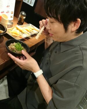 Akira Ishida Instagram - なんばグランド花月近くの黒門市場にある
「黒門　大鍋や」さん。
とりあえず一番搾り生ビールがたまらん。提供品質にもとことん 拘ってるから 、クリーミーな泡と飲んだ後に残る泡リングが最高です。
お店の名物「おでん」「串カツ」「牛皿」は期待を裏切らない味で、これまたビールに最適！
お昼からもやってるので、劇場観劇の合間や終わりにぜひ！

#PR
#よしアド
#キリンビール
#一番搾り
#お酒は20歳になってから
#昼飲み
#日本橋
#なんばグルメ
#おいしい生ビール
#大鍋おでん
#串かつ
#大鍋