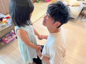 Akira Ishida Instagram - いってきますの儀式がしあわせすぎて

#娘たち
#石田たち
#三姉妹
#しあわせ