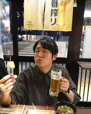 Akira Ishida Instagram - なんばグランド花月近くの黒門市場にある
「黒門　大鍋や」さん。
とりあえず一番搾り生ビールがたまらん。提供品質にもとことん 拘ってるから 、クリーミーな泡と飲んだ後に残る泡リングが最高です。
お店の名物「おでん」「串カツ」「牛皿」は期待を裏切らない味で、これまたビールに最適！
お昼からもやってるので、劇場観劇の合間や終わりにぜひ！

#PR
#よしアド
#キリンビール
#一番搾り
#お酒は20歳になってから
#昼飲み
#日本橋
#なんばグルメ
#おいしい生ビール
#大鍋おでん
#串かつ
#大鍋
