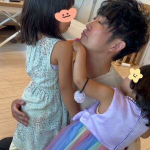Akira Ishida Instagram - いってきますの儀式がしあわせすぎて

#娘たち
#石田たち
#三姉妹
#しあわせ