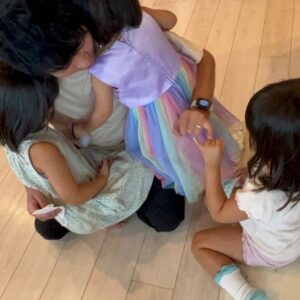 Akira Ishida Instagram - いってきますの儀式がしあわせすぎて

#娘たち
#石田たち
#三姉妹
#しあわせ