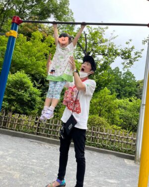 Akira Ishida Instagram - 双子ちゃん、お互いを写真撮りあって爆笑してる。てか、写真撮るのうまっ！

#石田たち
#双子
#4歳