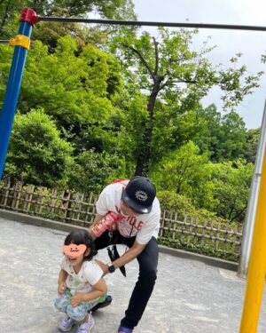 Akira Ishida Instagram - 双子ちゃん、お互いを写真撮りあって爆笑してる。てか、写真撮るのうまっ！

#石田たち
#双子
#4歳