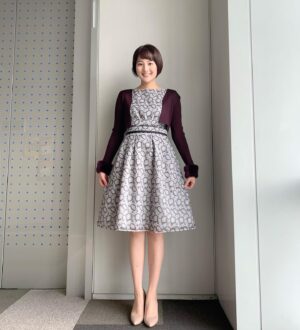 Ako Nagao Instagram - .
昨日の#めざましテレビ の衣装です👗
永島さんの衣装が聖歌隊みたいだったのでわたしも聖歌隊風のポージングをしてみました。