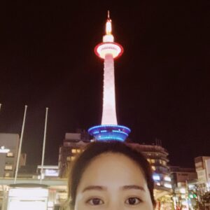 Ako Nagao Instagram - .
一人で京都に行ってきました。
大好きなくるりのジャケットにも登場している京都タワー。見るだけでテンション上がります。そしてタワーを見ると頭に乗せたくなるのはわたしだけじゃないはず。
#towerofmusiclover
