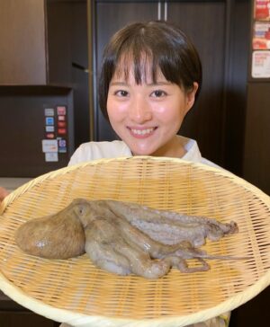 Ako Nagao Instagram - .
今日の#バイキングMORE
マダコを使ったレシピを紹介しました🐙
放送では茹でダコを使用したのですが、写真は生のタコ。大きい〜。
三種揚げと新食感タコ飯どちらも美味でした。
レシピは番組公式ホームページに掲載しています！