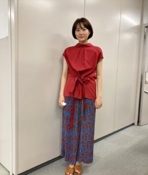 Ako Nagao Instagram - お久しぶりです！
みなさんお元気ですか？わたしは最近健康診断を受けたので健康になった気分になりました。
更新しなさすぎてめざましテレビの衣装の写真がかなり溜まっていたので全部載せます。これからはもっと更新頻度を上げたいと思っております....