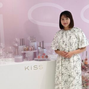 Ako Nagao Instagram - 9月に新しくなるメイクアップブランド“ＫｉＳＳ”リニューアル発表会の司会を務めました！
ラインナップすごく可愛いので要チェックです💐

@kiss.cosmetics

#KiSS
#もしキス2023
