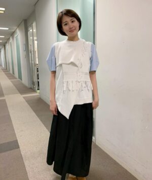 Ako Nagao Instagram - お久しぶりです！
みなさんお元気ですか？わたしは最近健康診断を受けたので健康になった気分になりました。
更新しなさすぎてめざましテレビの衣装の写真がかなり溜まっていたので全部載せます。これからはもっと更新頻度を上げたいと思っております....