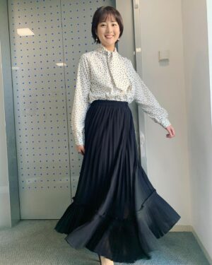 Ako Nagao Instagram - .
今日も見ていただきありがとうございました。本日の衣装です！動くと綺麗に広がるプリーツスカートの裾がポイントです🙂

#バイキングMORE
#衣装