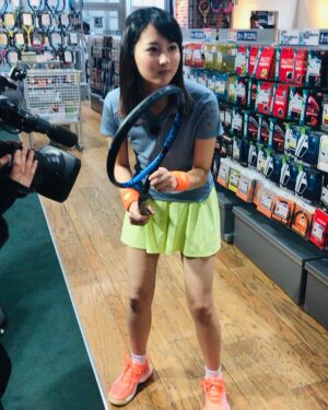 Ako Nagao Instagram - 大坂なおみ選手、全豪オープン優勝おめでとうございます🎉
圧倒的な強さでしたね！！かっこよかったです。

昔の写真を見返していると、3年前取材でテニスウェアを着たときの写真を発掘😂
以前大坂選手が着用していたウェアと似たデザインのものなんですよ🙂

#実は元テニス部
#3年間補欠だったけど