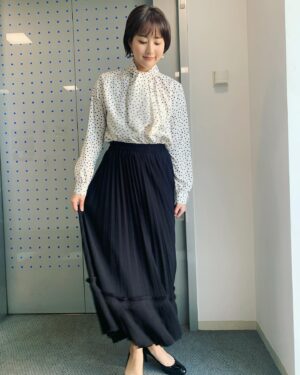Ako Nagao Instagram - .
今日も見ていただきありがとうございました。本日の衣装です！動くと綺麗に広がるプリーツスカートの裾がポイントです🙂

#バイキングMORE
#衣装