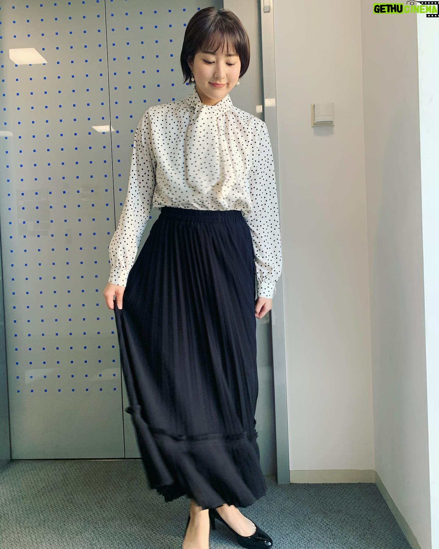 Ako Nagao - 2.6K Likes - .
今日も見ていただきありがとうございました。本日の衣装です!動くと綺麗に広がるプリーツスカートの裾がポイントです🙂
#バイキングMORE
#衣装