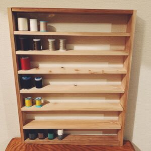 Ako Nagao Instagram - .
せっせと棚を作りました。
ミシン糸を買いすぎてしまうので、こんな感じで並べて数を把握。ちなみにフローリングもDIYです。

#diy#diy女子
#手作り服 
#洋裁好きさんと繋がりたい 
#おうちアトリエ
