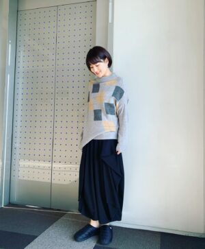 Ako Nagao Instagram - .
今週もお疲れ様でした！
今朝のめざましテレビの衣装は
アシンメトリーなニットとパンツでした。
スリッパは最近新調した社内移動用のもの😂暖かくてお気に入りです！
最近は足が冷えるので、家では湯たんぽが手放せません。みなさんはおすすめの冷え性対策なにかありますか？