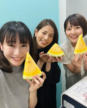 Ako Nagao Instagram - .
永島さんが大きなスイカを持ってきてくださったので、アナ室にいたみんなでありがたくいただきました😋🍉
なんと果肉の色は、永島さんの笑顔のように輝くイエロー✨
甘くてみずみずしくて、今まで食べたスイカの中で一番と言えるほど美味しく、感動しました！
やっぱり夏はスイカですね。

新人アナウンサーの岸本理沙ちゃんと一緒に📷
席が近く、いつも優しい声と雰囲気に癒されています😌
