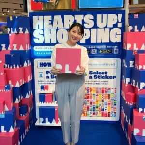 Ako Nagao Instagram - .
「PLAZA リブランディング お披露目発表会」の司会を務めました！

一部の店舗では期間限定で、買い物かごの代わりにギフトボックスを選んでショッピングができる企画もスタートしたとのことでわたしも体験。
おもしろ懐かしいお菓子をセレクトしてみました🍭

子供のころ都会に行くとPLAZAがあって(内心それを1番楽しみにしていた)行くたびにワクワクしていたあの頃の記憶を思い出しました😌

#PLAZA