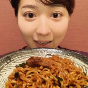 Ako Nagao Instagram - .
祝 オスカー4冠✨
ということで便乗して作りました！
映画『パラサイト 半地下の家族』に登場する
「#チャパグリ」
映画を観て食べてみたくなった、
という人が続出しているそうです。
劇中ではある理由から、このチャパグリを8分間で作らなければならないのですが、レシピを見ながらだったので15分くらいかかりました😅
ピリ辛のソース焼きそばのような感じで
香ばしさもあってクセになる味！
美味しかったです(^｡^) #パラサイト半地下の家族