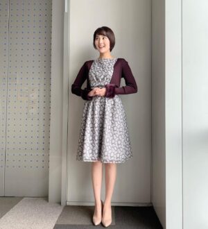 Ako Nagao Instagram - .
昨日の#めざましテレビ の衣装です👗
永島さんの衣装が聖歌隊みたいだったのでわたしも聖歌隊風のポージングをしてみました。