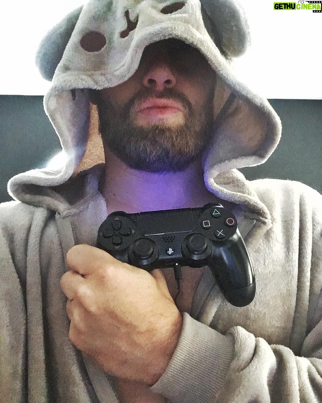 Aksel Hennie - 2.8K Likes - Happy Onesie Fortnite Morning! 🐻 #fortnite #season4 #ps4