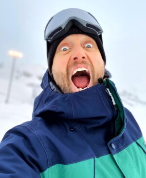 Aksel Hennie Instagram - MERRY CHRISTMAS!!!! ❤️🎅🏼❤️ ...this the season to be jolly!! Use this opportunity to spread love and joy! Countless people are out there with little or less than you. Some people are alone or lonely. Send a message, write a letter, knock a door, or phone somebody that needs to hear they’re appreciated- and guess what; we all do! Btw; you’re amazing - Merry X-mas! #merrychristmas #❤️ #snow #love ❤️K H H H❤️