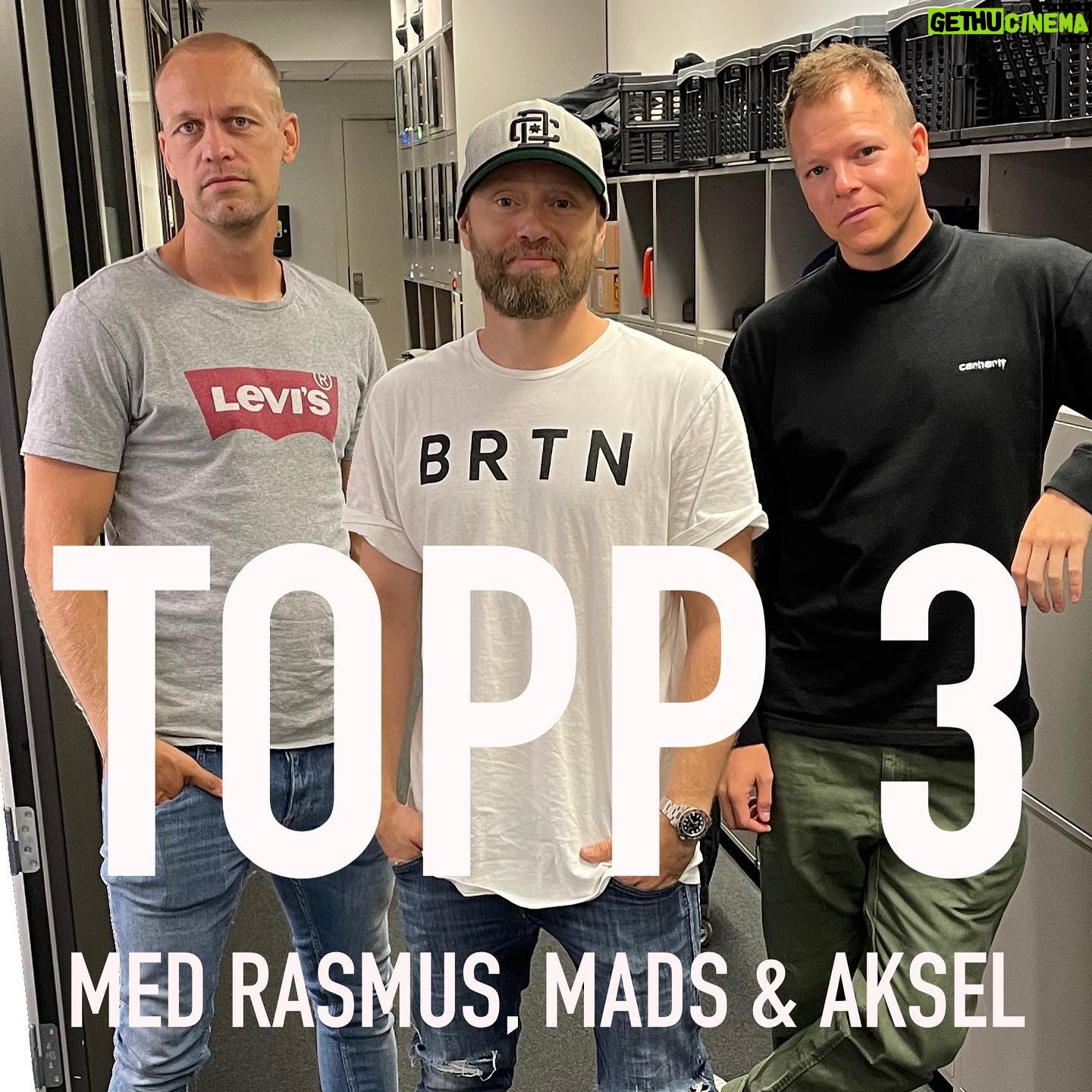 Aksel Hennie - 1.4K Likes - TOPP 3! Ny episode ute nå! Gikk sånn passe sist gang jeg besøkte de gutta her, så tenkte vi kunne prøve å rette opp fadesen fra sist. Det klarte vi ikke. Men jææævlig hyggelige folk, da! Takk til gourmetfiléten @rasmuswold & riksmobber og rasshøl @mads_hansen11 for invitasjon til «a day of fun» på sparkesykkel og @heidisbierbaroslo !!! I’m in!! #plakettunderbordet #familycard