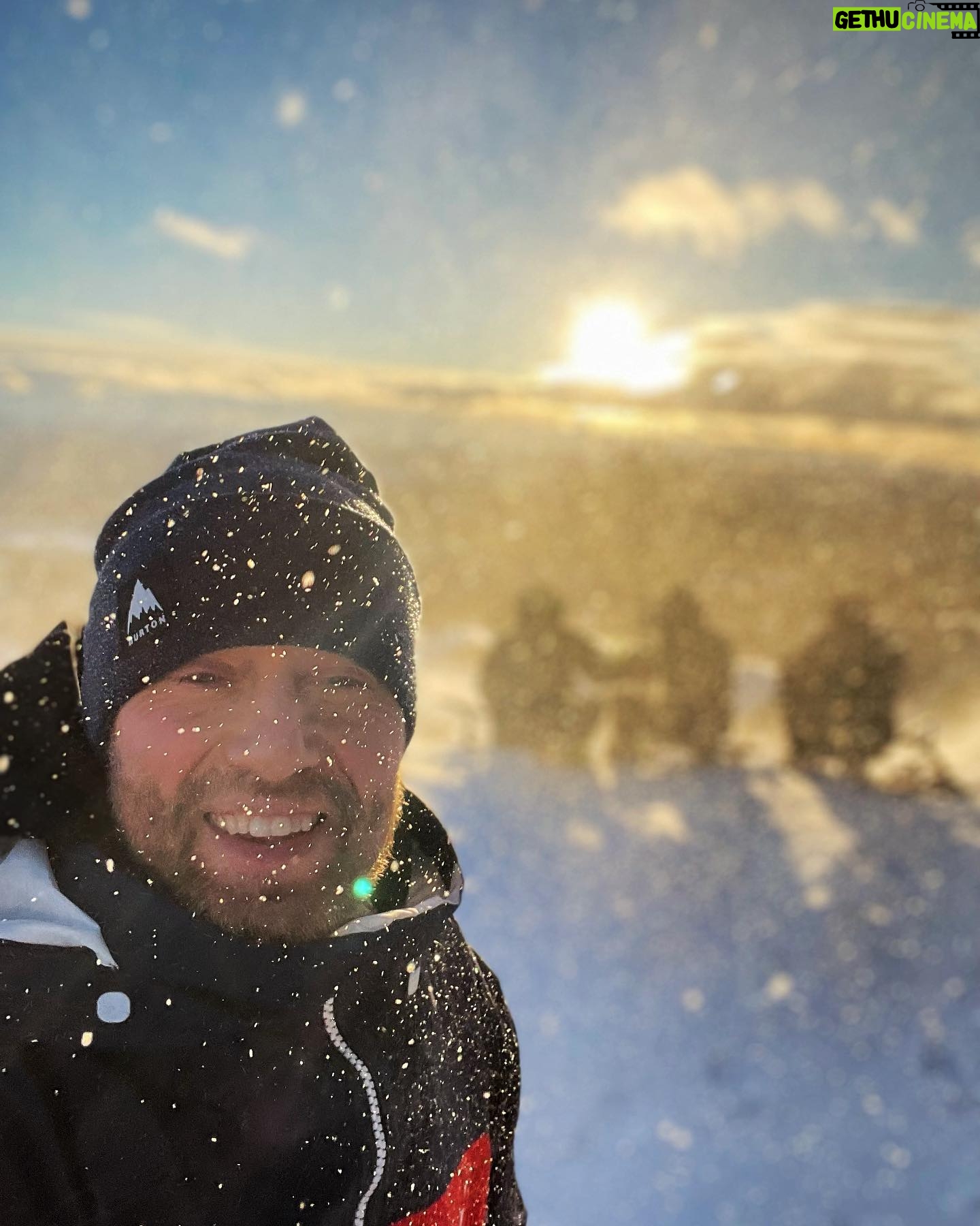Aksel Hennie - 3.3K Likes - HAPPY NEW YEAR!!! This one is gonna be a good one!! Looking forward to every single day of challenges and possibilities!! Bring it on 2023! Love all of you guys! ❤️