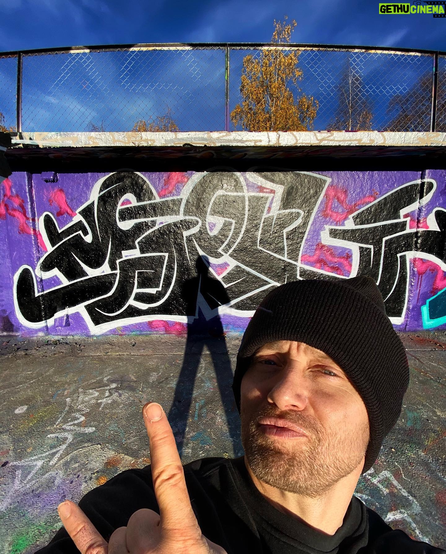 Aksel Hennie - 2.5K Likes - SUN’S OUT - CANS OUT!! ⚫️⚪️🟣 Color Therapy 2020! Happy day with good friends @poker_atomic & @pay2 #graffiti #cancontrol #cans #art 💜K H H H💜