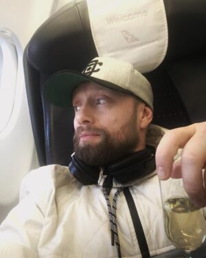 Aksel Hennie Instagram - SOUTH AFRICA HERE I COME! 🇿🇦....and for those of you not working; HAPPY EASTER!! 💛#capetown #🎬 #🎥 @einarfilm @willynikkers ❤️K H H❤️