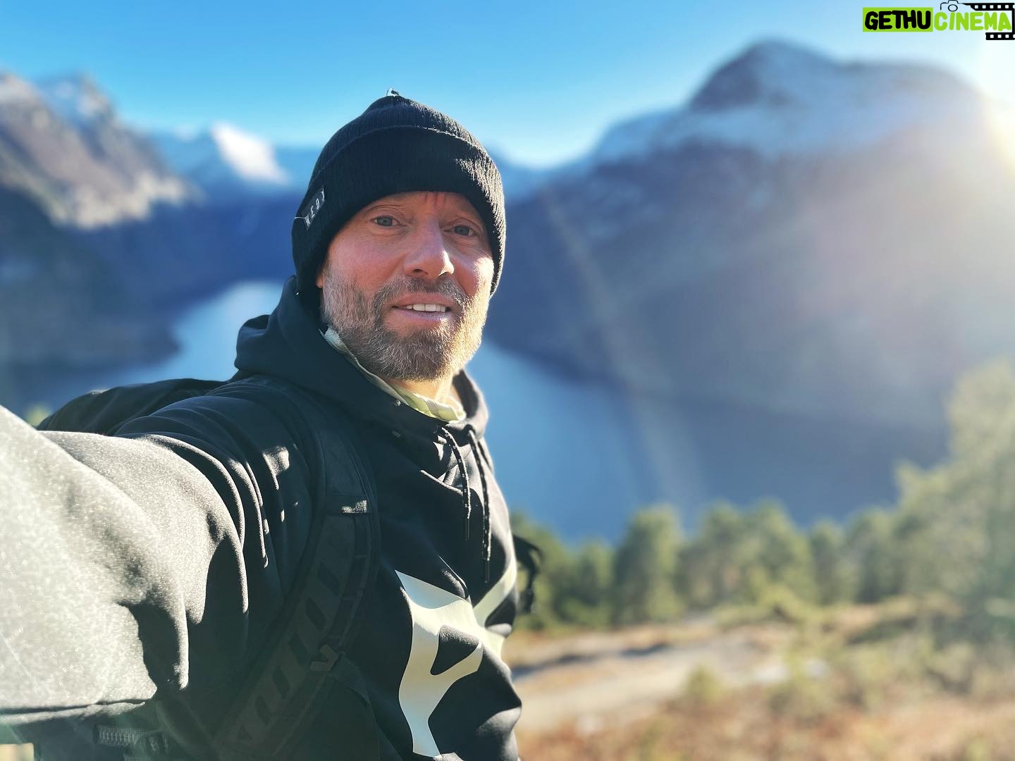Aksel Hennie - 2.5K Likes - MONDAY MOUNTAIN MADNESS! What beautiful way to start the week.My work allows me to travel and experience amazing places and people, and I’m deeply grateful for every single moment of joy. @andersflatlalaland @nadasvada @einarfilm @polsiden @visitnorway #view #norway