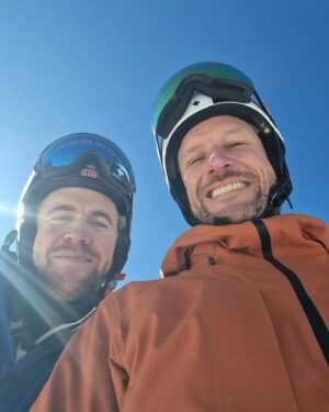 Aksel Lund Svindal Instagram - Downhill skiing can be a brutal sport, and today was a tough reminder. Watching @akilde go down hard right after talking to him at the top of the mountain. I almost felt like I was back in the game. Fingers crossed that the injuries aren't too bad🤞. And lots of respect to the Swiss🇨🇭 fans. They had the unstoppable @marcoodermatt leading the race, they were singing and celebrating. But as soon as Kilde went down they stopped the party and hoped for the best as the medical crew came to help out. Sports are brutal, but also beautiful. And today the fans here in Wengen really impressed me. Thank you! And last but not least Mr @adriansejersted skiing down into 4th place right after watching his team mate🇳🇴 crash like that. That's mental strength 👊

Hop Suisse 🇨🇭
Heia Norge 🇳🇴

❤️Sports