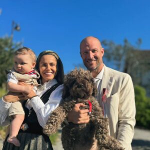 Aksel Lund Svindal Instagram - 17th of May 🇧🇻. ❤️ 8 months with the little guy👶, 4 years with Molly🐕, 5 years with the Queen 👸 @amalieiuel
Happy 17th of May from our family to yours 😊