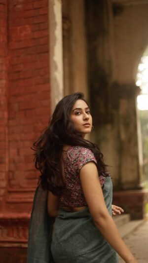 Akshaya hariharan Instagram - Some weird trend 🤡And not a glitch 📸 - @hariz_comrade