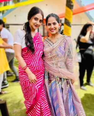 Akshita Mudgal Instagram - Just grateful to work with these two incredible beauties.😇✨
@iamjayakishori @neetimohan18 

#AajBirajMeinHoliReRasiya Thankyou for your love♥️

#tseries #jayakishori #neetimohan