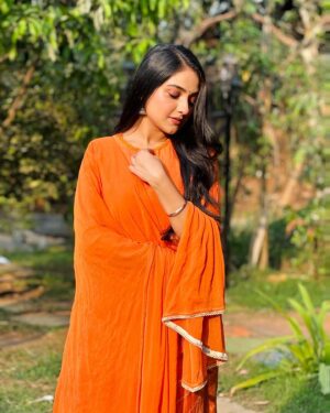 Akshita Mudgal Instagram - Zindagi naam tere kar jaavaa🧡

MUA- @rajesh_makeup_artist