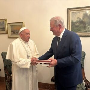 Al Gore Instagram - What an incredible honor to meet His Holiness @franciscus at the Vatican. Pope Francis’s leadership on the climate crisis has been an inspiration to people around the world. I am grateful to him for his efforts to communicate the dangers posed by the climate crisis and emphasize our moral duty as stewards of our planet to solve it.