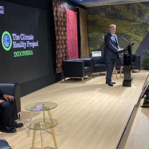 Al Gore Instagram - This #COP25 felt different than those that came before it. There’s so much grassroots energy and momentum for climate action right now, led in large part by young people. I proudly stood alongside U.S. subnational leaders ensuring continued American leadership, presented the latest solutions to the climate crisis to conference attendees, and worked to convince government and business leaders of the opportunity of the Sustainability Revolution. My message to all: Time is running out. This is a global emergency. We need ambition that meets the moment. #WeAreStillIn #TimeforAction