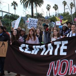 Al Gore Instagram - Today, thousands of young people across the US and around the world are leading another #ClimateStrike. Last Friday, @climatereality leaders @alexandriav2005 and @koko_malia led a strike joined by youth activists @imkevinjpatel, @jesesus_parangariquitirimiquro, and actress @thisisbwright in Santa Monica for #ClimateAction. #StrikeWithUs today to demand urgent climate action from our world leaders.