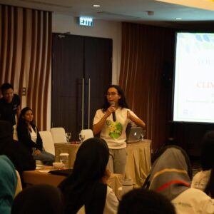 Al Gore Instagram - Acting to solve the climate crisis starts at the grassroots level. Young activists like @liazakiyyah, a Climate Leader in Indonesia, embodies this spirit. Lia has taken the tools she developed at our training in Manila to equip people with knowledge and resources to address the impacts of the climate crisis, and to advocate for solutions. This work is especially crucial in Indonesia, with its more than 17,000 islands with vast forests, oceans, and diverse ecosystems. I am so proud of her work with the “Youth Leadership Camp for Climate Crisis,” a flagship program for the @ClimateReality Indonesia branch, which has been mentoring more than 2,500 youths across this beautiful island nation.