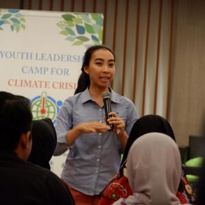 Al Gore Instagram - Acting to solve the climate crisis starts at the grassroots level. Young activists like @liazakiyyah, a Climate Leader in Indonesia, embodies this spirit. Lia has taken the tools she developed at our training in Manila to equip people with knowledge and resources to address the impacts of the climate crisis, and to advocate for solutions. This work is especially crucial in Indonesia, with its more than 17,000 islands with vast forests, oceans, and diverse ecosystems. I am so proud of her work with the “Youth Leadership Camp for Climate Crisis,” a flagship program for the @ClimateReality Indonesia branch, which has been mentoring more than 2,500 youths across this beautiful island nation.