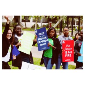 Al Gore Instagram - I’m so energized by a great voter registration event @TexasSouthern today. Together with @climaterealityactionfund, I’ve launched a new campaign to encourage young voters to register and turn out to vote on climate this November. This election is make or break for action on the climate crisis. Thanks to my friend Dr. Robert Bullard and the student leaders for helping to organize this effort. Click the link in my bio for more information.