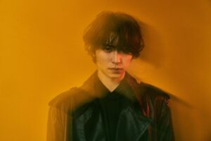 Alan Abe Instagram - キネマ旬報NEXT vol.41
2022.03.7 on sale.✔️

styled by @tetsuyanishimura
photo by 梁瀬玉実 (ヤナセタマミ) @boc040404

#阿部顕嵐
#ツーアウトフルベース
#intervew