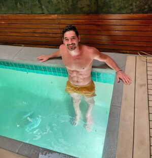 Alan Bersten Instagram - Nothing better than an ice bath for recovery!!! What’s the longest you’ve ever stayed in an ice bath?? 

My record is 10 minutes